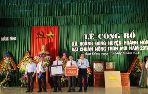 Đồng chí Phạm Bá Oai - TUV - PCT.HĐND tỉnh trao bằng công nhận và tiền thưởng cho xã Hoằng Đông (2).jpg